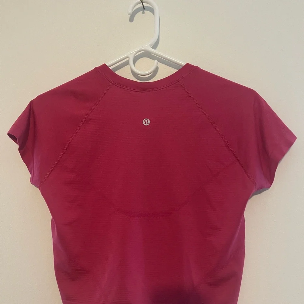 Lululemon Athletica Red Fitted Crop T-Shirt - Picture 2 of 4